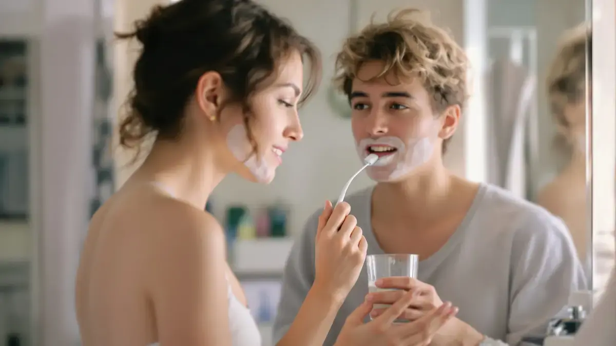 Odborníci se shodují: Vyplachování úst po čištění zubů se nedoporučuje, protože to může snížit účinnost zubní pasty a zvýšit riziko zubních problémů